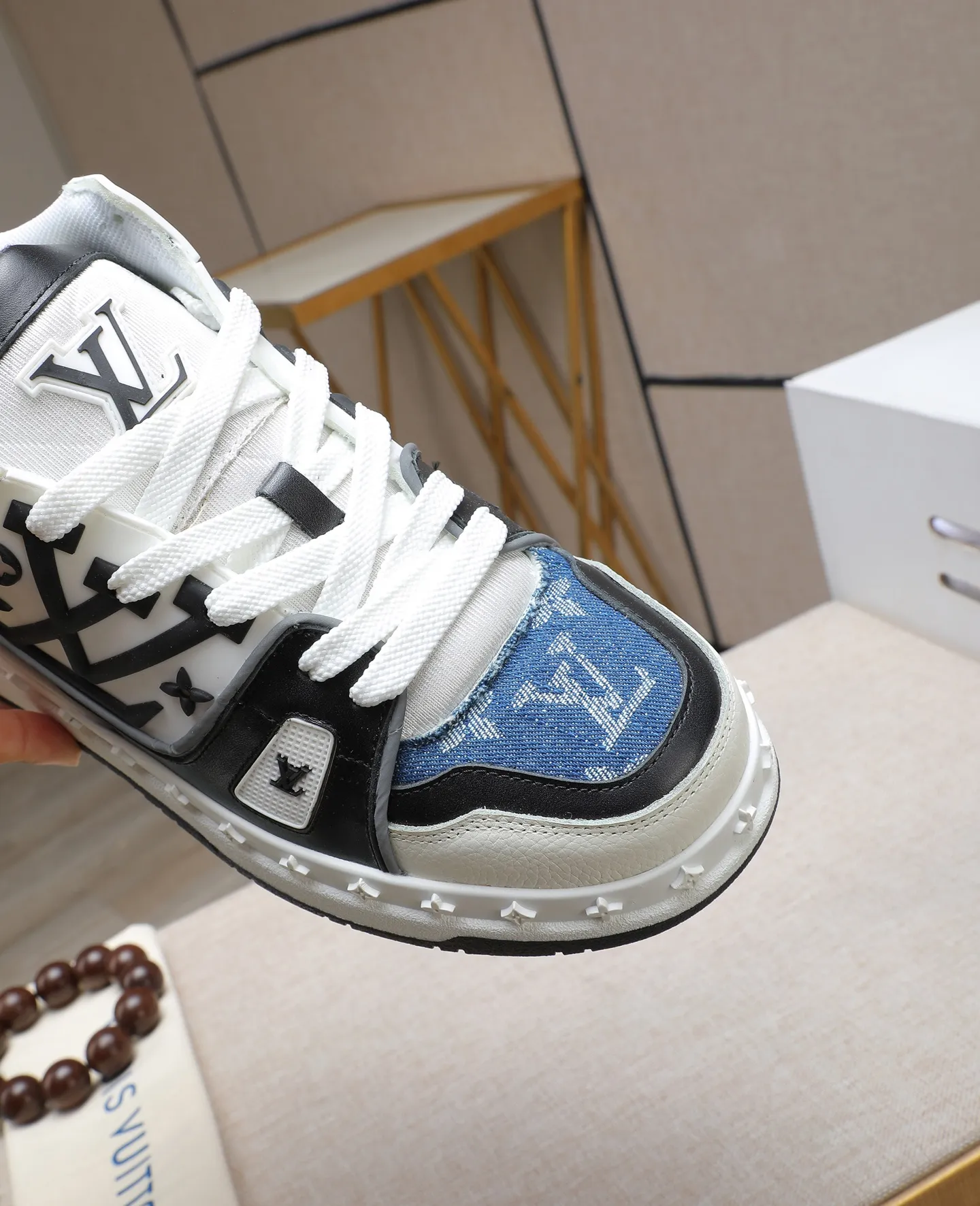 Men's men's shoes 💰640 LV are novel and fashionable, the uppers are made of imported cowhide, and they have a super trendy design! It’s eye-catching! The leather is soft, delicate, shiny and translucent, showing the ultimate hand-made craftsmanship, the tongue has the LV logo, and the mesh upper is soft, comfortable and breathable! Size: 38-44 (45 customized